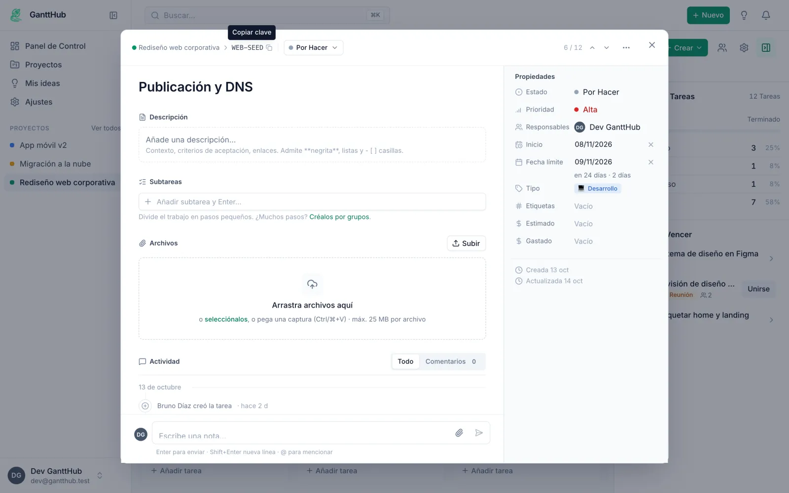 Detalle de una tarea: contenido a la izquierda, propiedades editables en el lugar a la derecha.